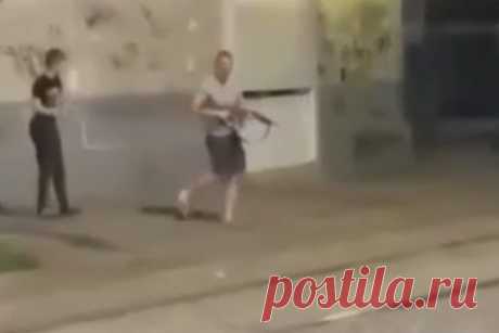 Полицейский защитил россиянина от дебошира с ружьем и получил ранение. В Краснодаре выясняются обстоятельства ранения полицейского из охотничьего ружья. ЧП произошло на Красноармейской улице, где поссорились двое мужчин. Словесная перепалка закончилась тем, что один из мужчин сходил домой и вернулся с ружьем наперевес, на пути у дебошира оказался полицейский.