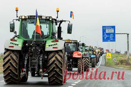 Румынские фермеры вновь заблокировали движение фур с Украины на двух КПП. Румынские фермеры вновь заблокировали движение украинских фур на контрольно-пропускных пунктах «Сирет» и «Викову-де-Сус». Об этом сообщила Государственная пограничная служба Украины. При этом как выезд, так и выезд с Украины открыты для пешеходов и остальных видов транспорта.