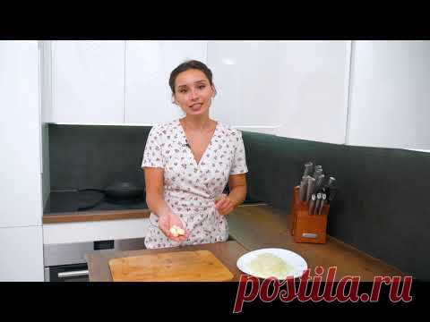 (21) МЕГА ВКУСНАЯ курица в соусе на сковороде, которая ПОНРАВИТСЯ всем! Очень простой рецепт - YouTube Куриное бедро или другие части курицы – 0,8-1 кг
Сметана 20% – 200 г
Лук – 2 шт. 
Сахар – щепотка
Сливочное масло – 20 г
Мука – 1 ст.л.
Вода или бульон – 200 г
Чеснок – 2-5 зубчиков
Соль, черный молотый перец по вкусу
Лавровый лист – 1 шт.