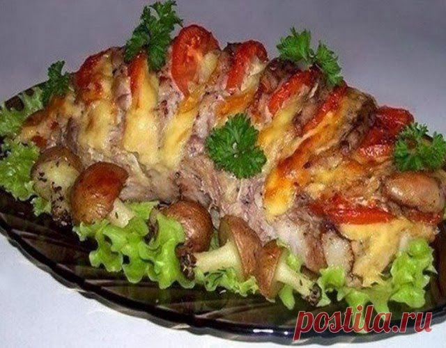 Кулинарные Рецепты: Свинина, запеченная «гармошкой», с картофельными «грибочками»