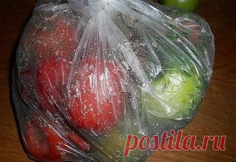 ВКУСНЕЙШИЕ в ПАКЕТАХ и ПОМИДОРЧИКИ и ОГУРЧИКИ "СТРАСТЬ" 
Ингредиенты: 
- 1 кг. помидор или огурцов 
- 1 ст. л. соли 
- 1 ч. л. сахара 
- укроп, 
- 1-2 головик чеснока. 
Приготовление: 
1. Необходимо выбрать томаты или огурцы,примерно одно размера, чтобы просолились одновременно. 
Помидоры или огурчики,помыть, срезать у низ носики, сложить в пакет. 
2. Чеснок очистить, измельчить и добавить в подготовленные помидоры. 
3. Измельчить: либо зелень укропа, либо его сухие соцветия. 
И в первом, и во в