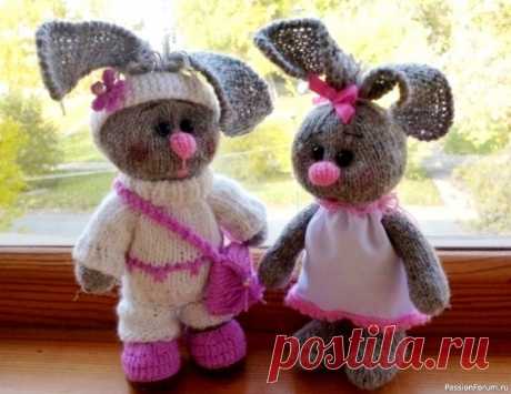 Зайки спицами. Описание | Вязаные игрушки. Мастер-классы, схемы, описание. Высота 13 см без ушей спицы№2, нитки – шерсть из старых клубочков. Пр. – прибавка, из одной петли вывязываем две (за заднюю и за переднюю дольки) Ноги, туловище, голова вяжутся одной деталью. Нога 1р.- пр., 6л., пр. ×3, 5л., пр. (21) 2р. – изн. 3р. – пр.×2, 7л., пр.×3, 7л., пр.×2...