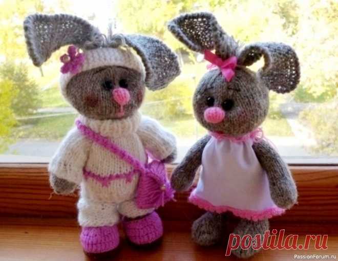 Зайки спицами. Описание | Вязаные игрушки. Мастер-классы, схемы, описание. Высота 13 см без ушей спицы№2, нитки – шерсть из старых клубочков. Пр. – прибавка, из одной петли вывязываем две (за заднюю и за переднюю дольки) Ноги, туловище, голова вяжутся одной деталью. Нога 1р.- пр., 6л., пр. ×3, 5л., пр. (21) 2р. – изн. 3р. – пр.×2, 7л., пр.×3, 7л., пр.×2...