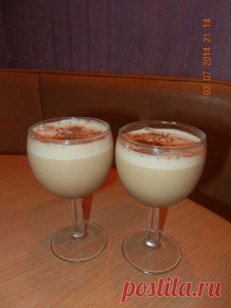 КОКТЕЙЛЬ МОЛОЧНО-КОФЕЙНЫЙ  **Молоко 1л, раств/кофе  4ч/л, мороженое Пломбир 200г, сах/пудра 2с/л, 
 ванилин. *В стакане молока растворим кофе и пудру. Взбить немного в блендере: мороженое+остальное молоко. Добавить кофейн/молоко+ванилин, снова взбить. *Разлить по бокалам, и посыпать кофе.