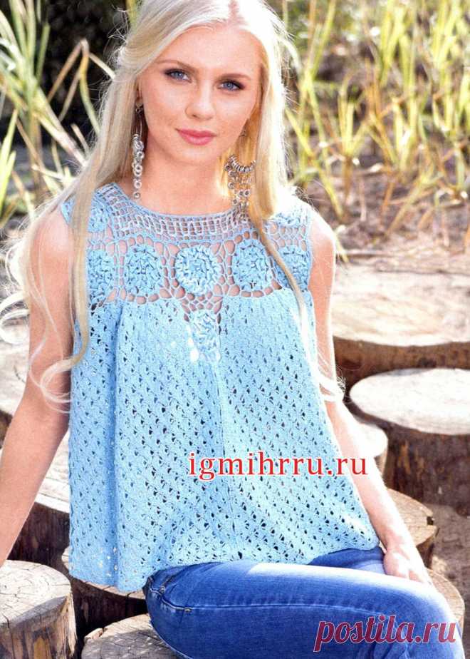 Летний голубой топ с цветочной кокеткой. Вязание крючком