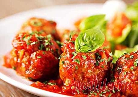 Мясные шарики в томатном соусе

Ингредиенты:

Смешанный фарш — 500 г
Яйцо — 1 шт.
Чеснок — 2 зубчика
Пюре из томатов — 700 г
Соль, перец — по вкусу
Свежая зелень — по вкусу
Растительное масло — для обжаривания

Приготовление:

1.
 Смешать фарш с измельченным луком, яйцом, солью и перцем. Хорошо 
перемешать. Мокрыми руками сформировать тефтели размером с грецкий орех и
 жарить их на растительном масле до золотистого цвета.
2. Свежие или 
консервированные помидоры очистить о...