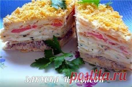 Закуска Наполеон

Есть торт Наполеон, а это закуска - приготовленная из коржей для торта и выложенная как торт. Оригинальное блюдо, можно подавать на праздничный стол. 

Ингредиенты:

коржи для торта - 6 шт,
грибы - 0,5 кг.,
филе куриное - 3 шт,
яйца - 3-4 шт,
майонез - 300 г
сыр - 100г
лук - 1шт,
зелень.

Приготовление:

сразу скажу, что коржи я покупала в магазине. Они так и называются "Коржи для Наполеона". Но, конечно, можно испечь коржи для традиционного торта "Наполе...