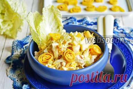 Салат из пекинской капусты, омлета и курицы