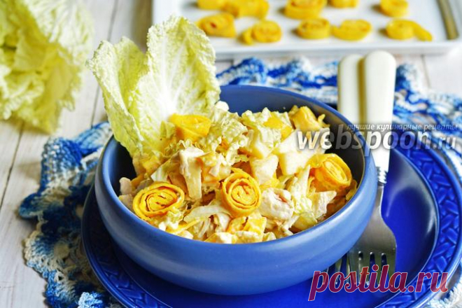 Салат из пекинской капусты, омлета и курицы