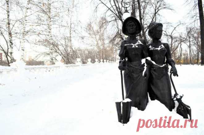 Укрощение свекрови

Скандалы начались с первых дней брака.
Алина сначала спокойно просила мужа:
– Рома, объясни своей маме, что не стоит меня «воспитывать». Пусть командует в своём доме, а здесь я хозяйка. Как мне нравится, так и делаю.
– Бесполезно, – смеялся муж. – Мама всю жизнь всех контролировала. У неё на всё два мнения – одно её, второе неправильное. Смирись и не обращай внимание.
– Вот нисколько не смешно, – раздражалась Алина. Вот так и начинались скандалы.

Роман...