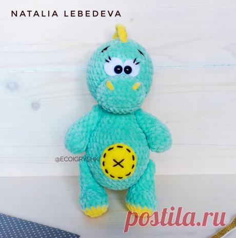 PDF Дино. FREE amigurumi crochet pattern. Бесплатный мастер-класс, схема описание для вязания амигуруми крючком. Игрушки своими руками! Динозавр, динозаврик, dinosaur, dinosaurio, dinossauro, dinosaure, dinosaurier, 恐竜, dinozaur, dinosaurus. #амигуруми #amigurumi #amigurumidoll #amigurumipattern #freepattern #freecrochetpatterns #crochetpattern #crochetdoll #crochettutorial #patternsforcrochet #вязание #вязаниекрючком #handmadedoll #рукоделие #ручнаяработа #pattern #tutorial #häkeln #amigurumis