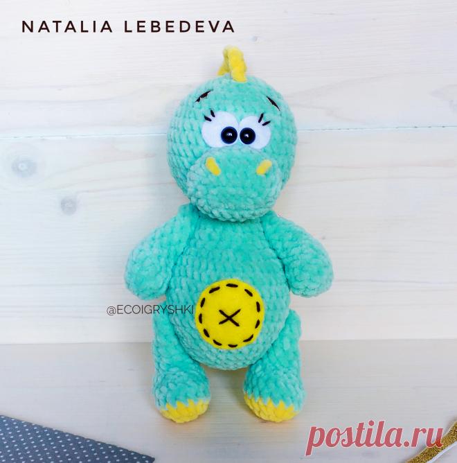 PDF Дино. FREE amigurumi crochet pattern. Бесплатный мастер-класс, схема описание для вязания амигуруми крючком. Игрушки своими руками! Динозавр, динозаврик, dinosaur, dinosaurio, dinossauro, dinosaure, dinosaurier, 恐竜, dinozaur, dinosaurus. #амигуруми #amigurumi #amigurumidoll #amigurumipattern #freepattern #freecrochetpatterns #crochetpattern #crochetdoll #crochettutorial #patternsforcrochet #вязание #вязаниекрючком #handmadedoll #рукоделие #ручнаяработа #pattern #tutorial #häkeln #amigurumis