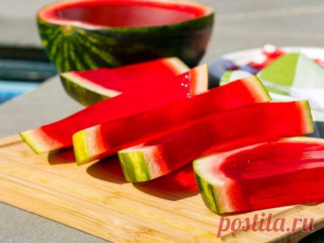 Посмотрите простой и эффектный рецепт желе из арбуза с добавлением сладкого вина и шоколадной крошки.