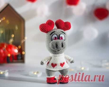 PDF Монстрик Любви крючком. FREE crochet pattern; Аmigurumi toy patterns. Амигуруми схемы и описания на русском. Вязаные игрушки и поделки своими руками #amimore - монстр, милый монстрик ко дню Всхе влюблённых, 14 февраля.