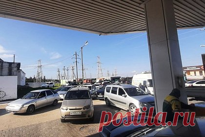 Крымчанин рассказал о пропавших очередях на АЗС. Очереди на заправках были с 9 до 13 часов (совпадает с мск). Сейчас на автомобильных заправочных станциях (АЗС) все свободно, очереди пропали. Об этом в беседе с «Лентой.ру» сообщил житель Симферополя. Мужчина рассказал, что не заметил изменений в жизни города. «Единственное, на дорогах больше суеты», — добавил он.