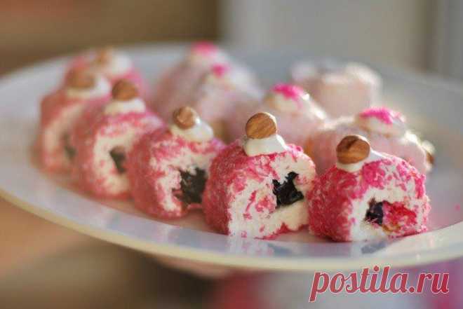 Творожные роллы с клубникой и бананами.