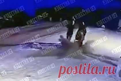 На гуляющих с ребенком россиян неизвестные сбросили мешок строительной смеси. На гуляющих с коляской жителей Санкт-Петербурга неизвестные сбросили мешок строительной смеси. На появившихся в сети кадрах видно, как на гуляющих с ребенком возле жилого дома россиян с высоты падает мешок. Он пролетает в нескольких сантиметрах от семьи. Испуганные жители Петербурга сразу отходят назад.