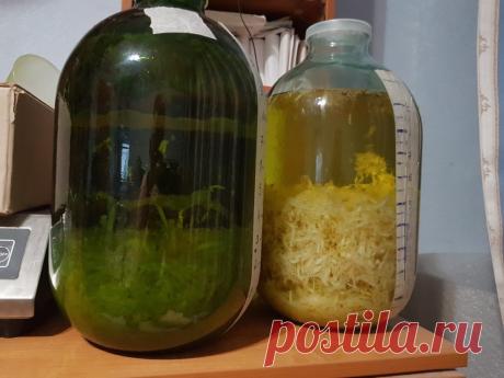 Имбирная настойка - старинный тибетский рецепт
Для приготовления настойки из имбиря необходимо 250 г корня имбиря. Промыть, почистить, нарезать на пластинки, заполнить ими небольшую емкость (баночку из-под сметаны или хрена) и залить емкость водкой доверху. Накрыть крышкой и поставить в темном сухом месте для настаивания на 2 недели. Периодически встряхивать. Процедить и добавить 2 чайные ложки меда.
Имбирная настойка применяется для тонуса бодрости, очень полезна при ангине и простудных забол