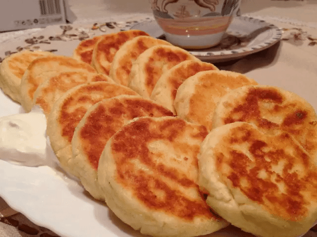 Сырники в духовке
Ингредиенты:
250 г творога
1 маленькое яйцо
2 ст.л. (без горки) манной крупы
1/2 ч.л. соли (или по вкусу)
2 ст.л. сахара (или по вкусу)
2 ст.л. муки для обваливания