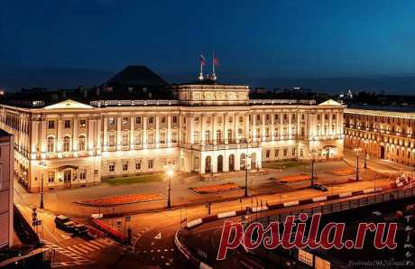 Мариинский дворец в Санкт-Петербурге.
Мариинский дворец - это важная составляющая часть архитектурного ансамбля Исаакиевской площади. Был построенный по проекту выдающегося архитектора Штакеншнейдера по указу Николая I для своей любимой дочери. Здание с ранее построенным особняком графа Чернышева выполнено в стиле высокого классицизма с элементами итальянского Раннего Возрождения.