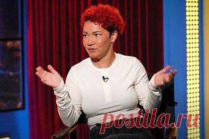 Ведущая шоу на ТНТ оценила юмор на телевидении фразой «я телик вообще не смотрю». Ведущая шоу «Студия Союз» на канале ТНТ, юмористка и певица Елена Гущина рассказа, какие шутки нравятся ей больше всего. По ее мнению, сегодня каждый может найти юмористические проекты, которые придутся ему по душе. «Кому-то нравится жесткий контент, кому-то нравится с матом, кого-то это коробит», — рассудила Гущина.