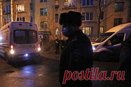 Подмосковные полицейские застрелили угонщика автомобиля при задержании. В Подмосковье полицейские застрелили подозреваемого при задержании. Утром 8 февраля правоохранителям из Пушкино поступило сообщение об угоне автомобиля. Силовики приехали в поселок Правдинский и нашли фигуранта. Когда сотрудники МВД стали задерживать угонщика, тот оказал сопротивление и забежал в жилой дом.