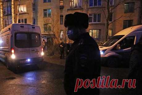 Подмосковные полицейские застрелили угонщика автомобиля при задержании. В Подмосковье полицейские застрелили подозреваемого при задержании. Утром 8 февраля правоохранителям из Пушкино поступило сообщение об угоне автомобиля. Силовики приехали в поселок Правдинский и нашли фигуранта. Когда сотрудники МВД стали задерживать угонщика, тот оказал сопротивление и забежал в жилой дом.