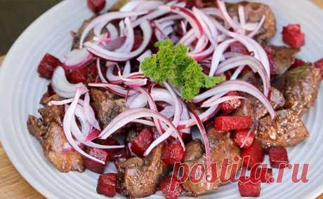Печень получается вкусной настолько, что вымакивают тарелки. Хитрость в добавлении свеклы - Будет вкусно - 14 апреля - Медиаплатформа МирТесен Куриная печень часто недооценивается из-за того, что при обычной жарке она часто становится слишком жесткой. Однако, превратить ее во вкусное главное блюдо очень просто: достаточно обжарить печень с добавлением яблочного сока и подать с маринованным луком и слегка припущенной свеклой. Ингредиенты: - 14 апреля - 43079829488 - Медиаплатформа МирТесен
