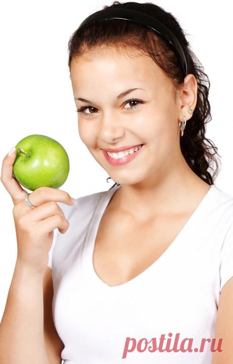 Уход за лицом. Источник молодости или вся правда о «живой воде» «Лицо, как печеное яблоко» – такой «комплимент» повергнет в шок любую женщину, сколько бы лет ей ни было. А вот сравнение с «яблочком наливным» польстит, ободрит и заставит даму улыбнуться. Интересно, что в обоих случаях упоминается один и тот же фрукт, а реакция диаметрально противоположная! Оно и понятно: потерявшее большую часть влаги, сморщенное, печеное яблоко олицетворяет старость и увядание, а только чт...