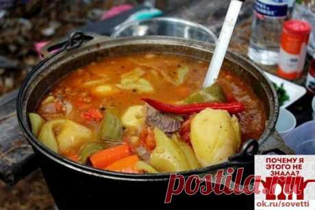 Шурпа 
Итак, по многочисленным просьбам, выкладываю рецепт шурпы. Как это делаю я. 
Рука уже немного набита на этом блюде, часто делаю дома. Как многие говорят и пишут – очень понравилась.
По способу приготовления различают два вида шурпы: ковурма (из предварительно обжаренного мяса) и кайнатма (начинается с классической выварки мяса на бульон). 
Сейчас я опишу ковурма-шурпу, которую готовил на озере. Мне она больше нравится. 
Что нам понадобится: 
Баранина. Только баранина. Никакой коровы или