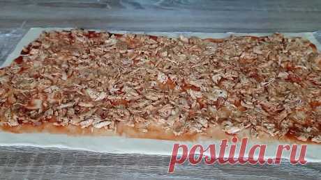 Улитки из слоеного теста с мясом