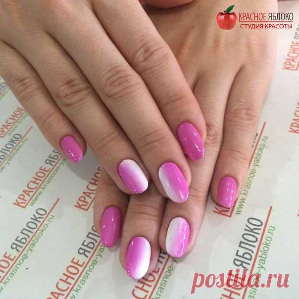 Достаточно простое🎈 цветовое🎨 решение. Но благодаря градиенту✨, обеспечивающему плавный переход💦 от белого к розовому, выглядит🔍 очень эффектно. Гармоничный💅 маникюр от мастера👑 Гули м.Выхино