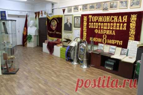 Торжокское золотное шитьё: чем оно знаменито? Блестящие ветви простираются по ткани. Сверкающие цветы разворачивают лепестки. Изящные линии переплетаются между собой и образуют причудливые узоры. Оперение сказочных жар-птиц как будто соткано из крошечных золотых блёсток. Иногда можно увидеть целые пейзажи с храмами и дворцами. Торжокское золотное шитьё — настоящее олицетворение утончённой красоты, которая на протяжении многих столетий создавалась руками искусных мастериц.