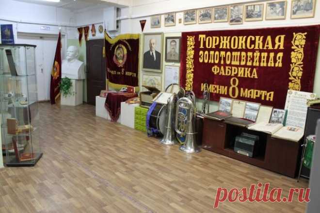 Торжокское золотное шитьё: чем оно знаменито? Блестящие ветви простираются по ткани. Сверкающие цветы разворачивают лепестки. Изящные линии переплетаются между собой и образуют причудливые узоры. Оперение сказочных жар-птиц как будто соткано из крошечных золотых блёсток. Иногда можно увидеть целые пейзажи с храмами и дворцами. Торжокское золотное шитьё — настоящее олицетворение утончённой красоты, которая на протяжении многих столетий создавалась руками искусных мастериц.