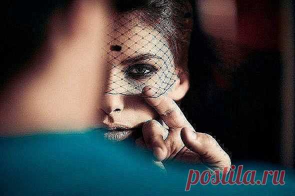 Ты задержалась... Что, работы много?
Пришла усталой, под глазами - тень.
И сразу - в ванну. Дома... Слава Богу,
Что завершился сумасшедший день.
И, доверяя зеркалу секреты,
Сотрёшь помаду с губ и смоешь грим.
И может быть, подумаешь при этом,
Как хорошо, как сладко было с НИМ.
Надев халат и тапочки привычно,
Комплект одежды для домашних дел,
Идёшь к кастрюлям, чашкам, как обычно,
Покорно выполняя свой удел.
И руки будут действовать умело,
И будут сами мыть и вытирать,