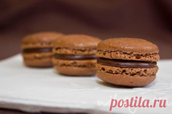 Шоколадные macarons.