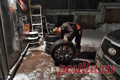 Россиянам перечислили правила хранения летней резины зимой. Правила хранения летней резины в зимний период назвал эксперт онлайн-гипермаркета «ВсеИнструменты.ру» Максим Соколов. Он посоветовал использовать специальные средства для продления хорошего состояния неэксплуатируемой резины, среди которых назвал специальные смазки, предотвращающие растрескивание.