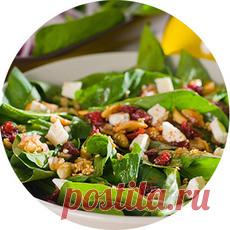 Рецепт приготовления салата со шпинатом, клюквой, орехами, сыром фета и оливковым маслом с фотографиями, пошаговым описанием и ингредиентами