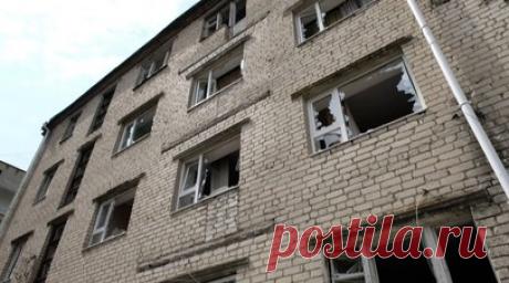 «Дым страшный, и стёкла начали дребезжать»: местные жители рассказали об обстреле ВСУ города Токмак. Украинские боевики обстреляли город Токмак в Запорожской области из РСЗО HIMARS. Ракеты, выпущенные по жилым кварталам, содержали шрапнель, которая используется для уничтожения живой силы противника. Люди находят у себя в квартирах поражающие элементы. В результате обстрела погибли два человека, пятеро детей пострадали. Жители города призывают Европу прекратить поставки оружия Украине. Читать…