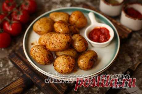 Как запечь в духовке вкусную молодую картошку с корочкой и с чем ее подать? Подборка из 10 проверенных рецептов аппетитного гарнира.