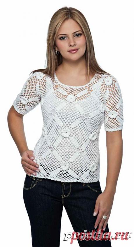 Ажурный пуловер крючком из квадратных мотивов с объёмным цветком по центру / prjaga.ru