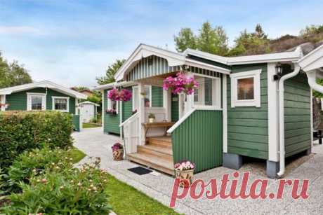 Зеленый домик площадью 40 квадратных метров. Вот он маленький, но уютный зеленый домик; в нём всего 40 кв. м, но есть всё необходимое для жизни. Здесь есть уютная гостиная, практичная кухня и небольшая спальня. Что ещё нужно для комфортной жизни? Ах да, есть ещё сауна (она расположена в отдельном домике, во дворе).