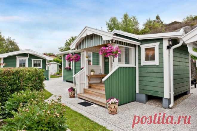 Зеленый домик площадью 40 квадратных метров. Вот он маленький, но уютный зеленый домик; в нём всего 40 кв. м, но есть всё необходимое для жизни. Здесь есть уютная гостиная, практичная кухня и небольшая спальня. Что ещё нужно для комфортной жизни? Ах да, есть ещё сауна (она расположена в отдельном домике, во дворе).