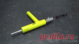 Универсальная насадка для шуруповерта или дрели При наличии токарного станка, можно изготовить универсальную насадку на электродрель или шуруповерт, с помощью которой механизировать ручной труд. Например, ручная ножовка или инструменты для резьбы по дереву легко могут стать «электрическими». Работа ими приобретет большую