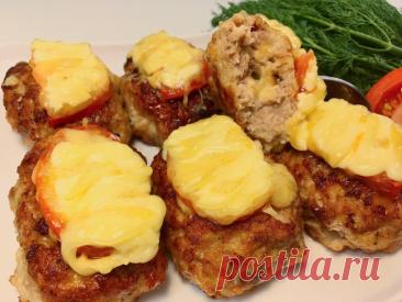 ​Котлетки под шубкой Ингредиенты:Фарш (из индейки) - 1 кгЯйцо куриное - 2 штБатон (белый, без корочки) - 0, 5 штМайонез (для фарша + немного для поливки) - 2 ст. л.Молоко - 120 млСольПерецСыр твердый (для начинки - 50 г; для посыпки - 200 г) - 250 гМасло сливочное - 50 гПомидор - 2 штМасло...