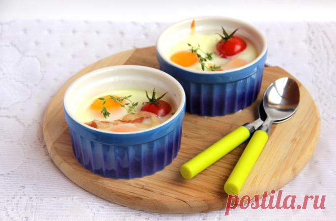 Яйца кокот запекаются в порционных формах с добавлением начинки — мяса, ветчины, овощей, грибов. Готовятся по следующему принципу — сперва в форму выкладывается начинка, после чего сверху разбивается яйцо. После этого кокот отправляют в духовку и запекают либо варят на водяной бане.