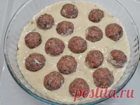 Заливной пирог на кефире можно приготовить с разными начинками: с капустой, с рыбой, с мясом, с яблоками. Это получается быстро и вкусно.