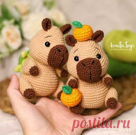 Капибара с мандаринами крючком. Амигуруми схемы и описания. Автор: @kristis.toys | IRINELY.ART