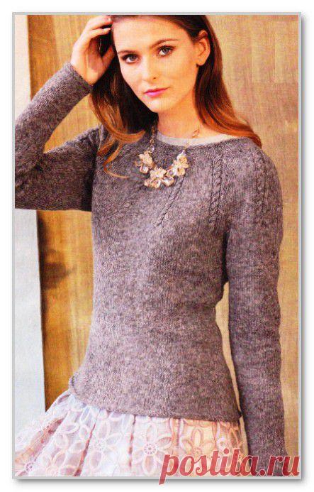 Вязание спицами для женщин. Однотонный пуловер на круглой кокетке и с диагональными косами. Размеры: 36/38 (40) 42/44