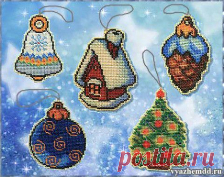 Елочные игрушки, вышитые на пластиковой канве | Искусница
